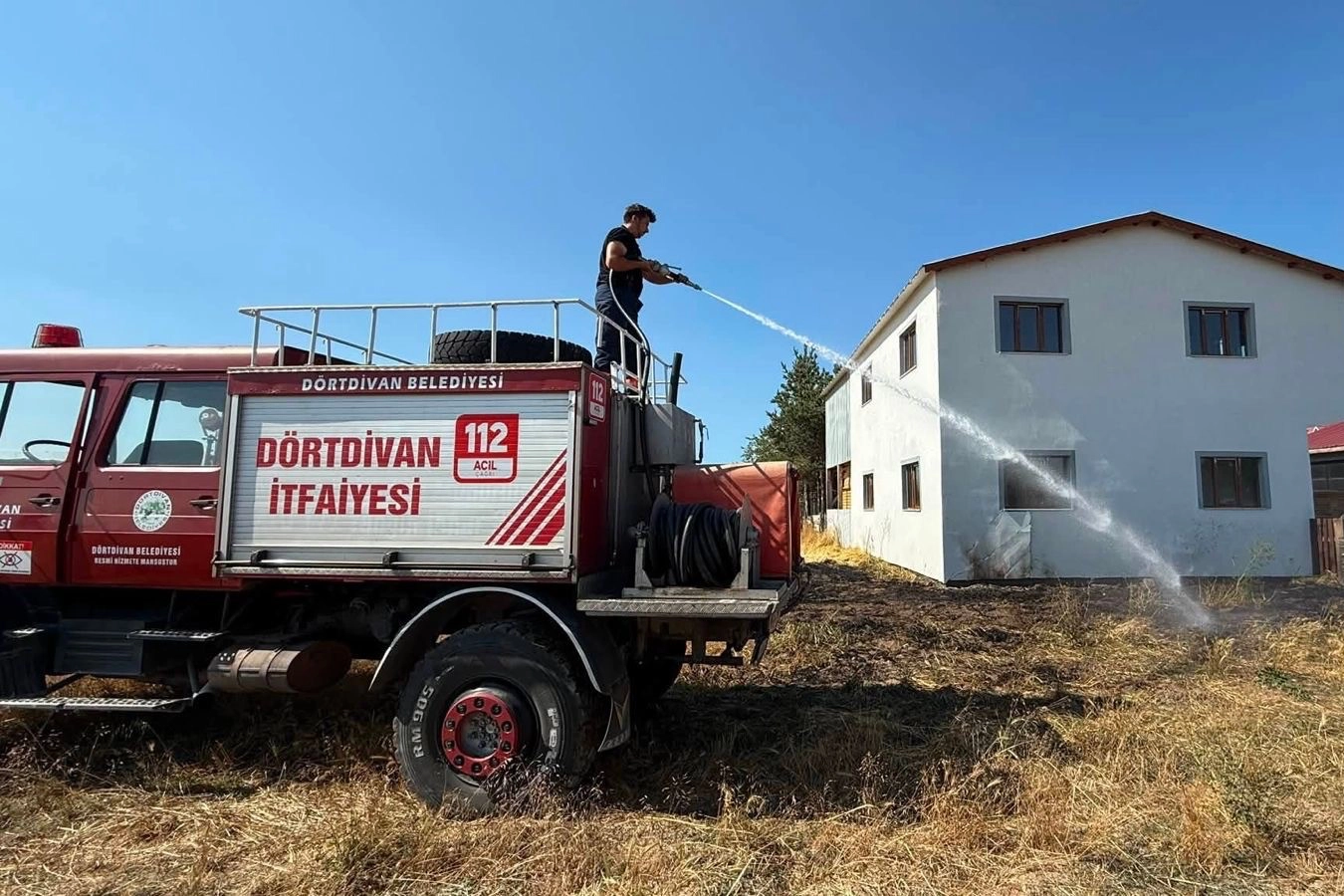 Dörtdivan'da kereste fabrikası yanında çıkan yangın itfaiye tarafından söndürüldü