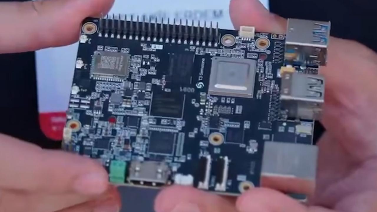 Haluk Bayraktar, TEKNOFEST Mavi Vatan'da takımlara T3 Gemstone O1 hediye etti