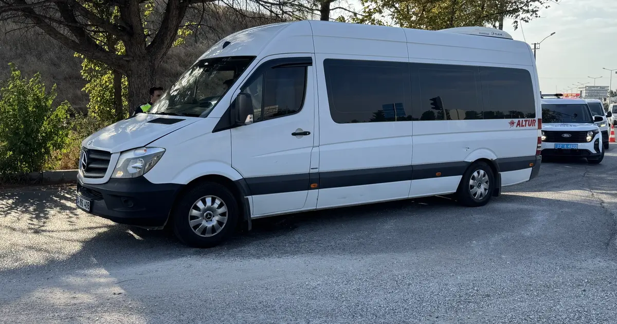 Edirne'de göçmen taşıyan minibüs durduruldu: 19 kişi yakalandı