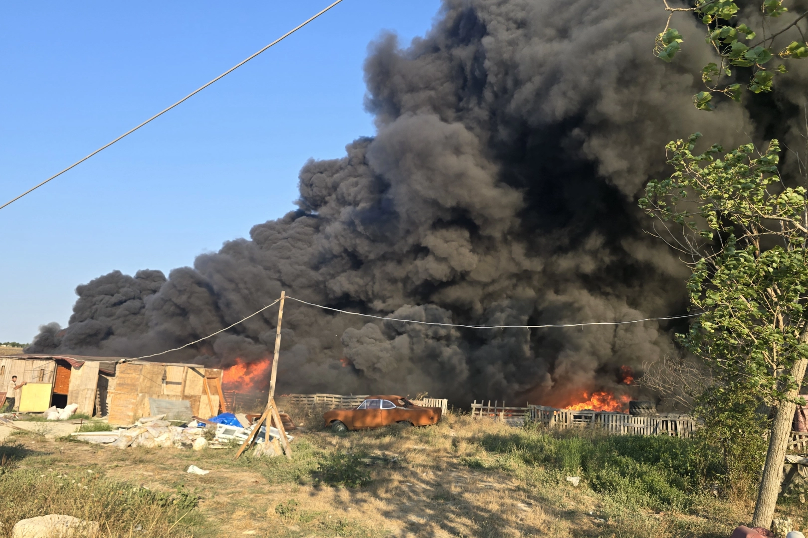 Tekirdağ'da lastik deposundaki yangın kontrol altına alındı