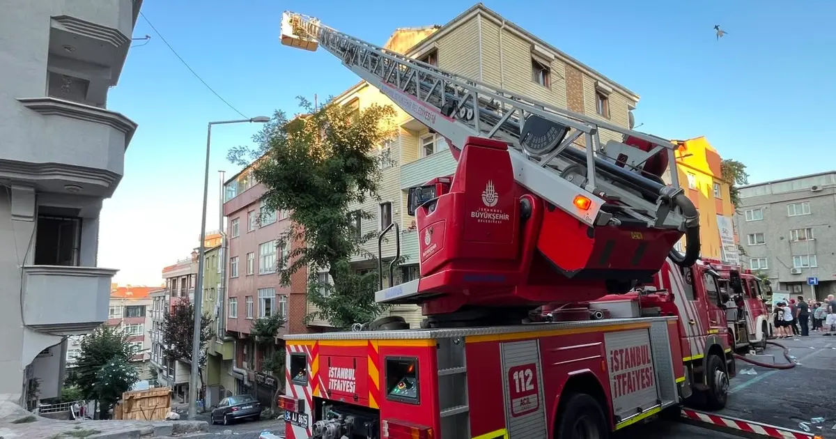 İstanbul Gaziosmanpaşa'da çatı katında yangın: 1 kişi hayatını kaybetti