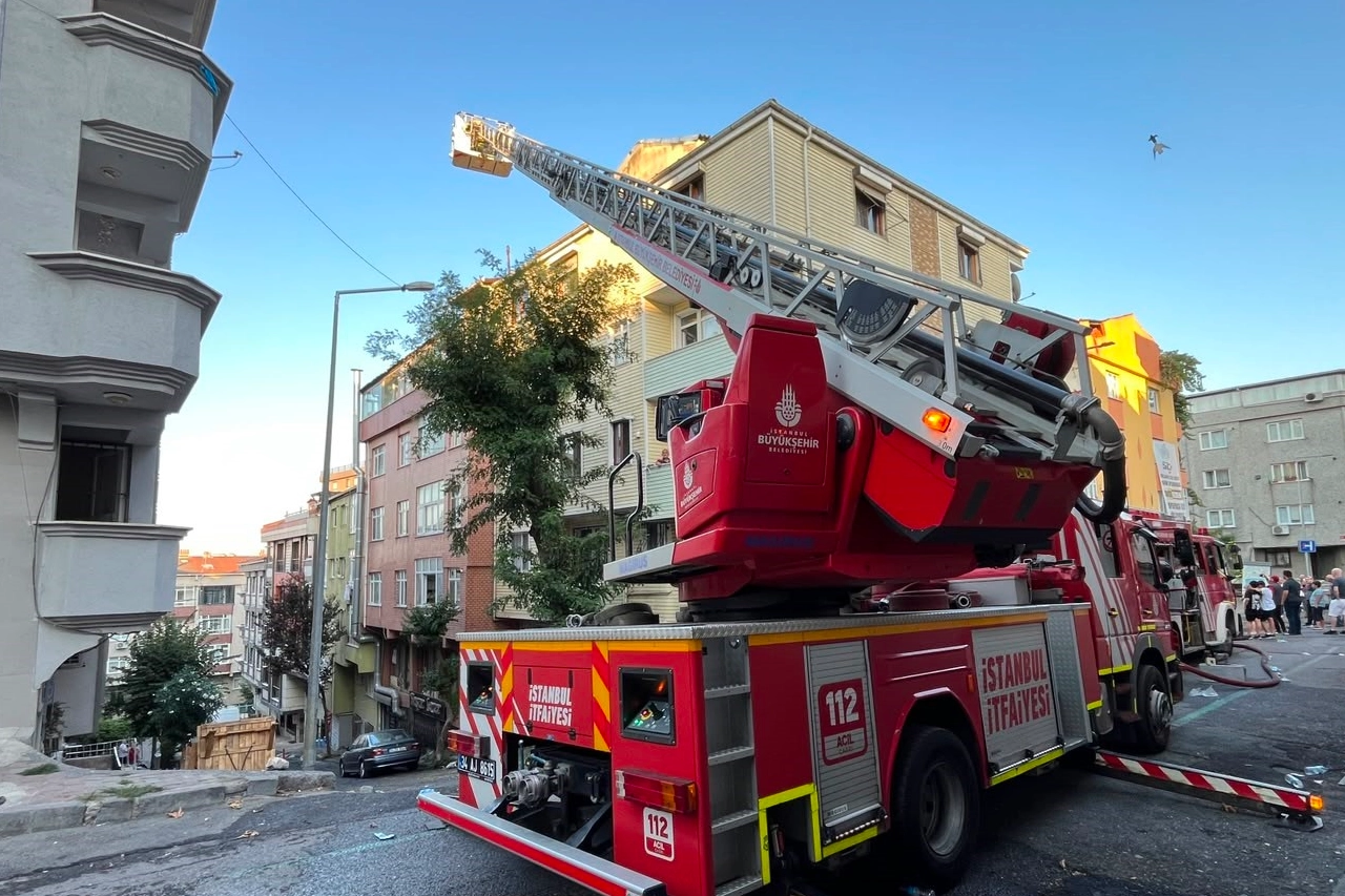 İstanbul Gaziosmanpaşa'da çatı katında yangın: 1 kişi hayatını kaybetti
