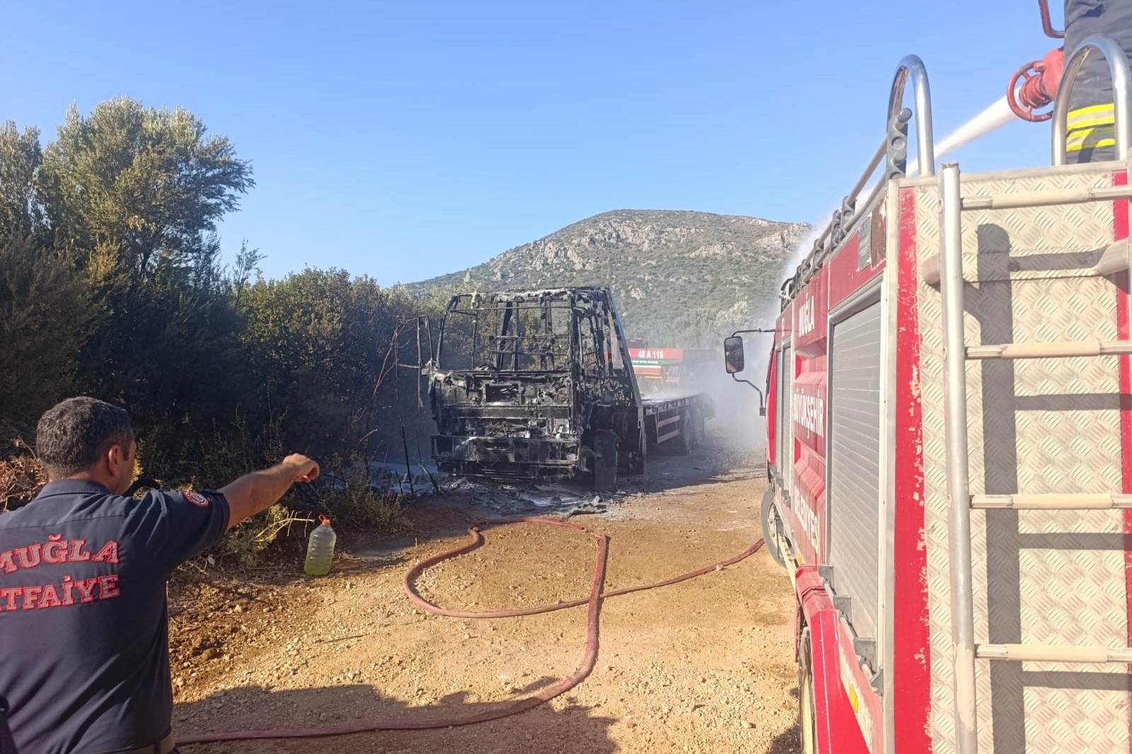 Muğla Datça'da kamyonet kundaklaması: 2 kişi tutuklandı Muğla Datça'da kamyonet kundaklaması: 2 kişi tutuklandı