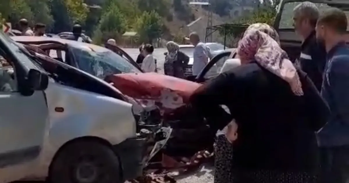 Adana'da trafik kazası: Sürücü itfaiye ekipleri tarafından kurtarıldı