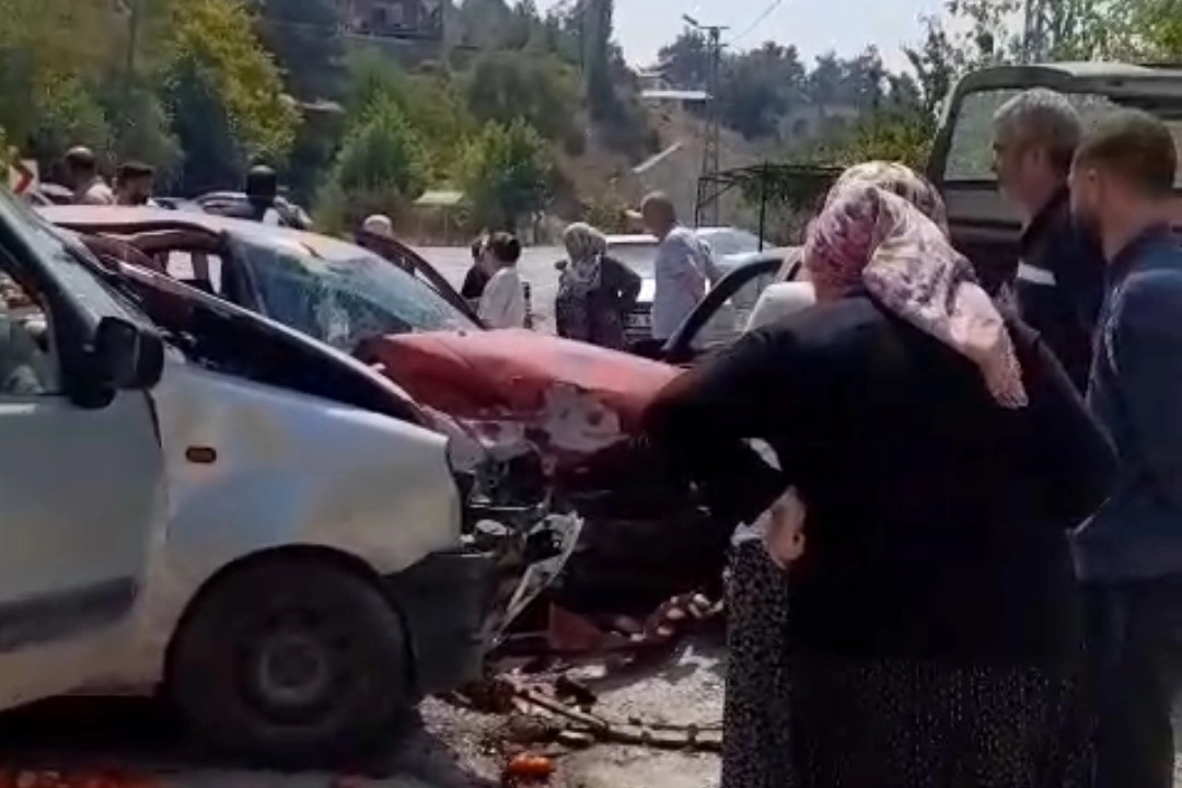 Adana'da trafik kazası: Sürücü itfaiye ekipleri tarafından kurtarıldı