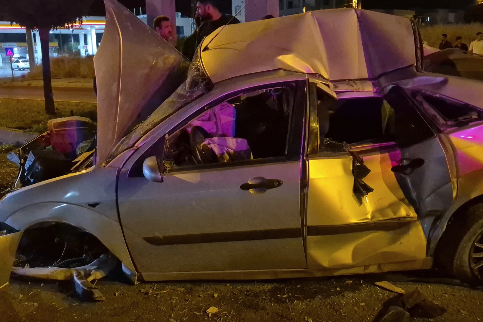 Kontrolden çıkan otomobil direğe çarptı: 4 yaralı