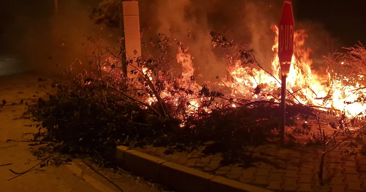Alaca'da örtü yangını: İtfaiye ekipleri hızlı müdahale etti