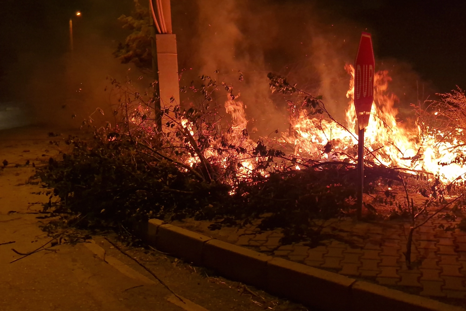 Alaca'da örtü yangını: İtfaiye ekipleri hızlı müdahale etti
