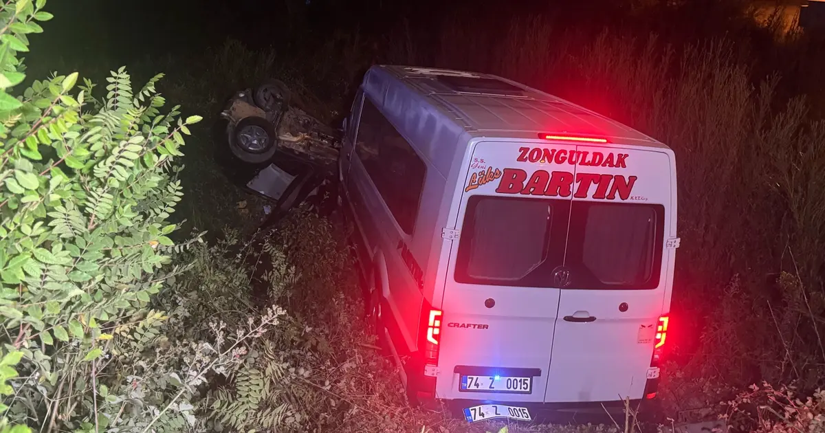 Bartın'da minibüs ve otomobil çarpıştı: 11 kişi yaralandı Bartın'da minibüs ve otomobil çarpıştı: 11 kişi yaralandı