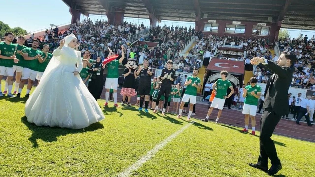 İnegöl'de Düğün ve Futbol Coşkusu Bir Arada: Çift Gelinlik ve Damatlıkla Tribünde