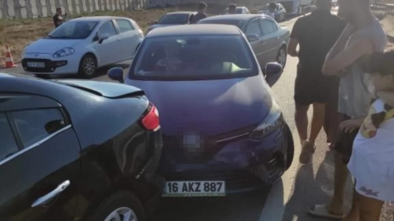 Bursa-Balıkesir Karayolu'nda 5 araçlı zincirleme kaza: 1 yaralı