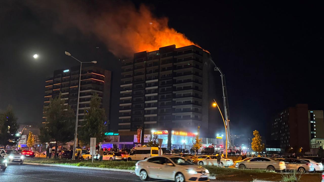 Diyarbakır'da plazada çıkan yangın kontrol altına alındı: 5 kişi etkilendi Diyarbakır'da plazada çıkan yangın kontrol altına alındı: 5 kişi etkilendi