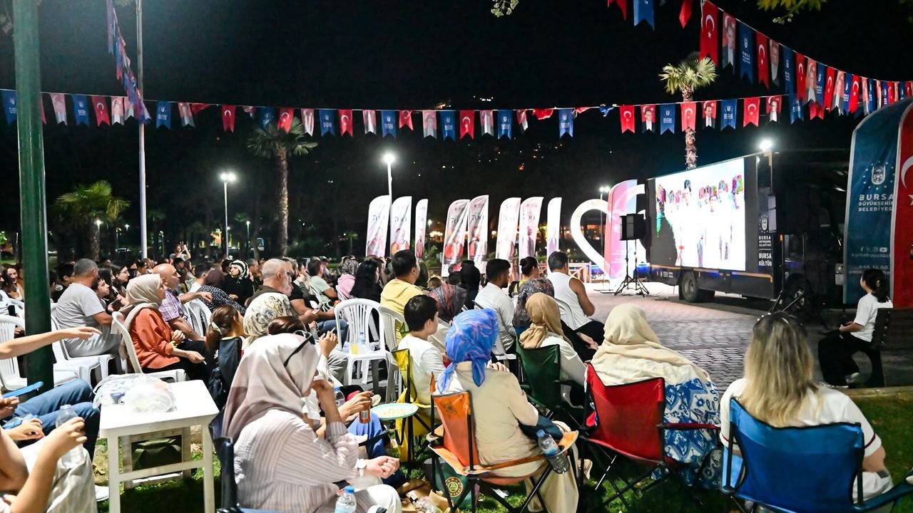 Bursa'da açık hava sinema etkinliği 'Süt Kardeşler' ile başladı Bursa'da açık hava sinema etkinliği 'Süt Kardeşler' ile başladı