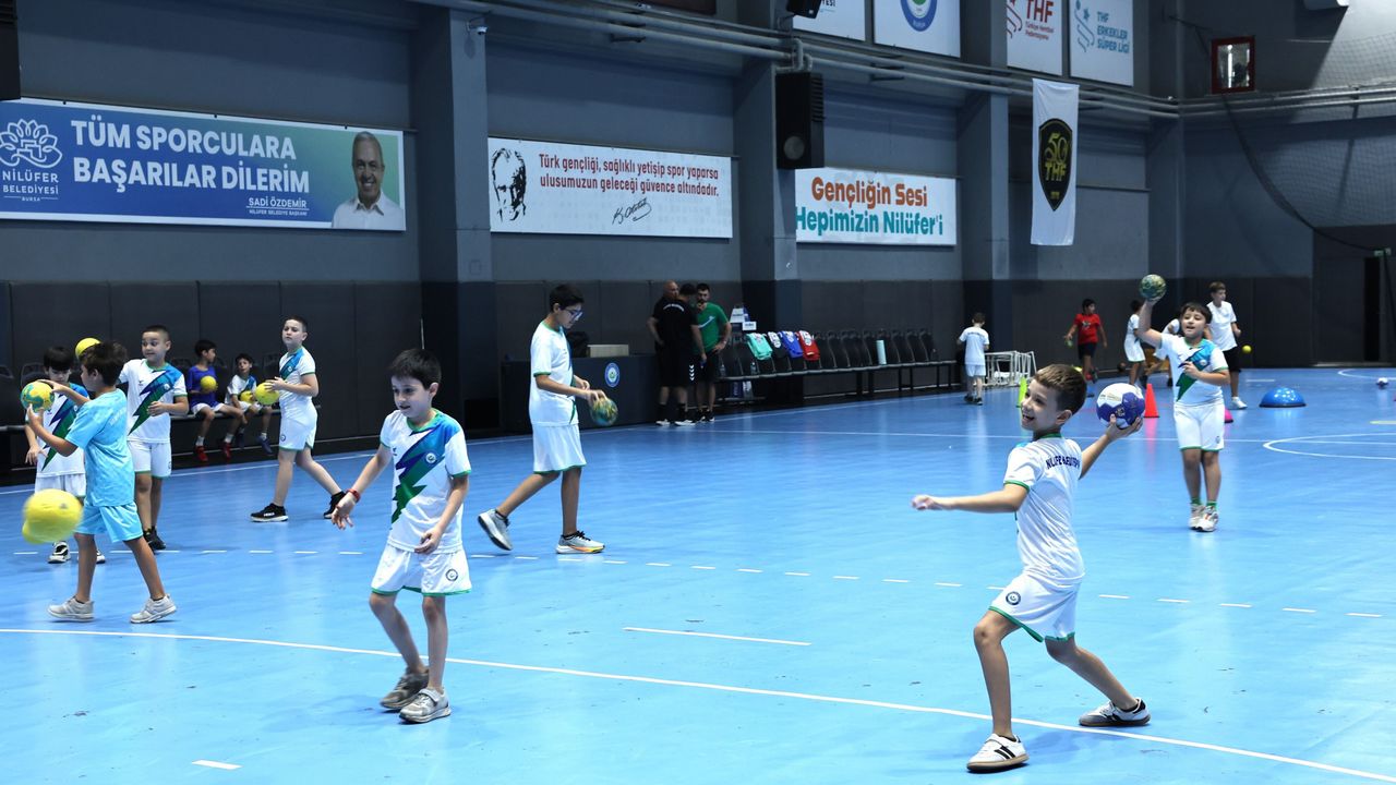 Bursa'da çocuklar için yeni fırsat: Hentbol Akademisi başladı Bursa'da çocuklar için yeni fırsat: Hentbol Akademisi başladı