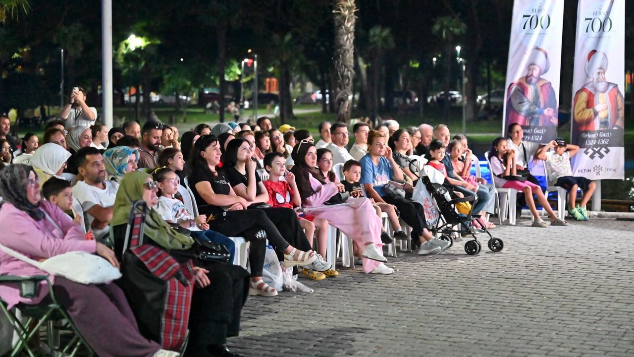 Bursa'da nostaljik anlar: Süt Kardeşler filmi Kültürpark'ta gösterildi