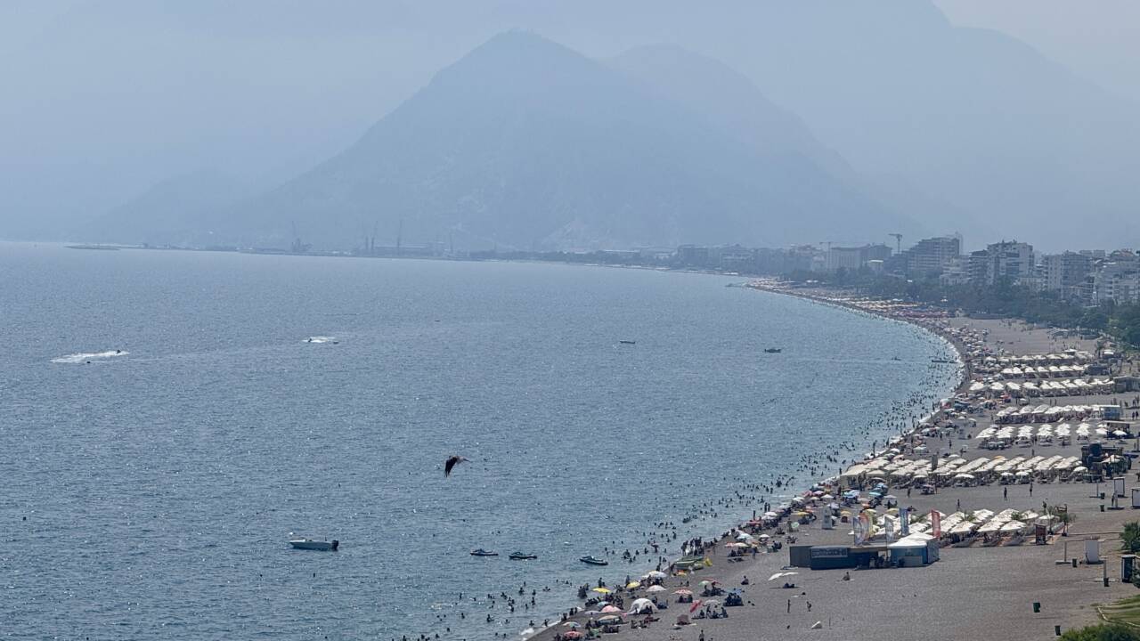 Antalya'da nem oranı yüzde 86: Sahil doldu taştı Antalya'da nem oranı yüzde 86: Sahil doldu taştı