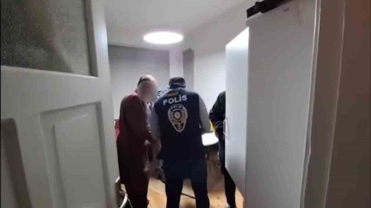 Bursa'da siber suç operasyonu: 37 şüpheli tutuklandı Bursa'da siber suç operasyonu: 37 şüpheli tutuklandı