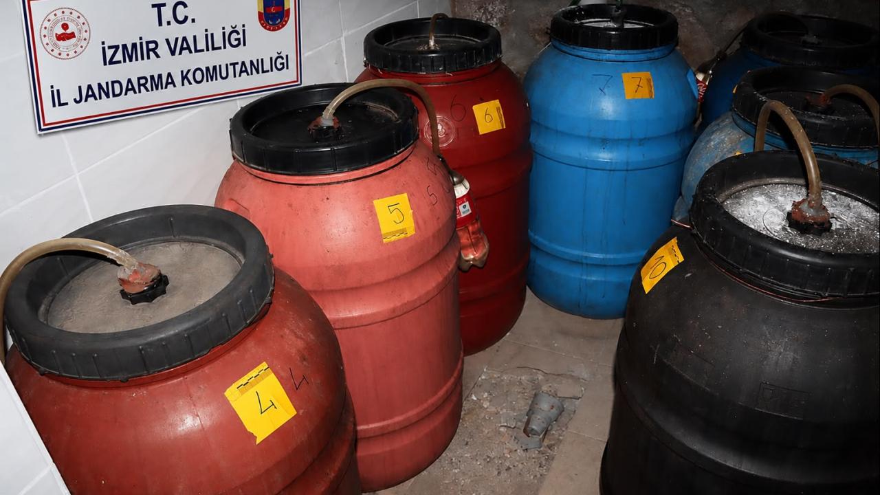 İzmir'de düzenlenen operasyonda 2 bin 200 litre sahte alkol ele geçirildi