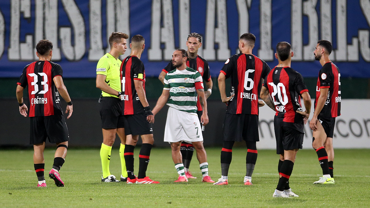 Eski FIFA hakemleri Bursaspor'un iptal edilen golünü değerlendirdi: Hakkı yendi