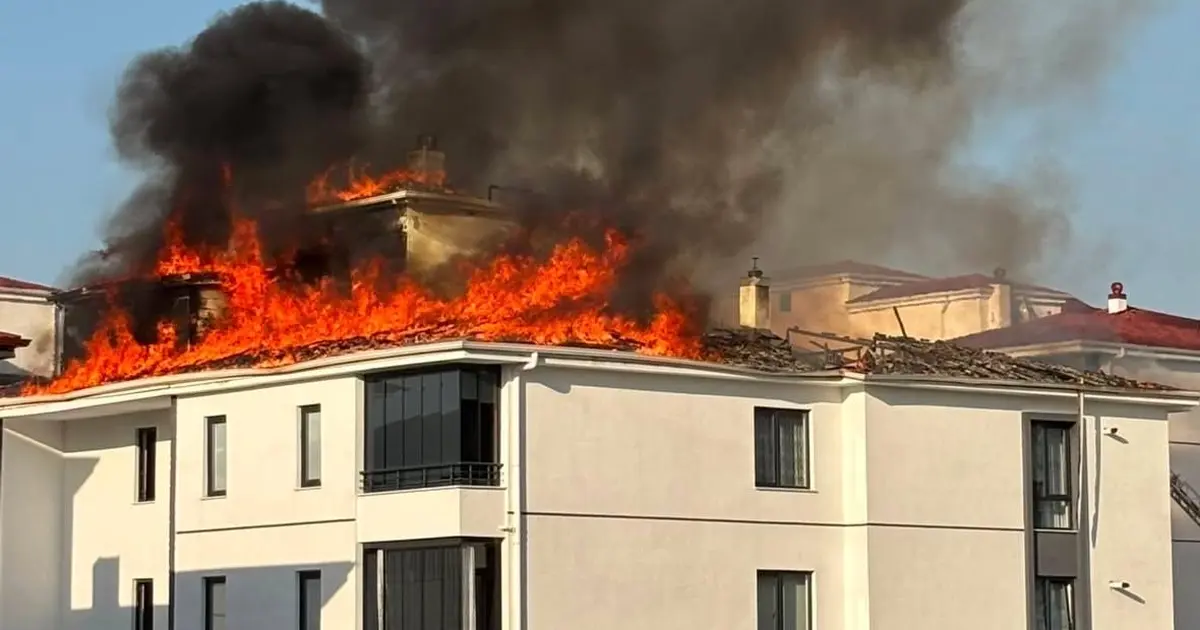 Elazığ'da yangın paniği: Apartmanın çatısında alevler yükseldi