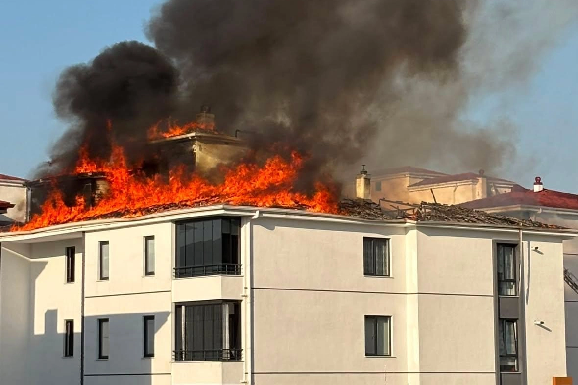 Elazığ'da yangın paniği: Apartmanın çatısında alevler yükseldi