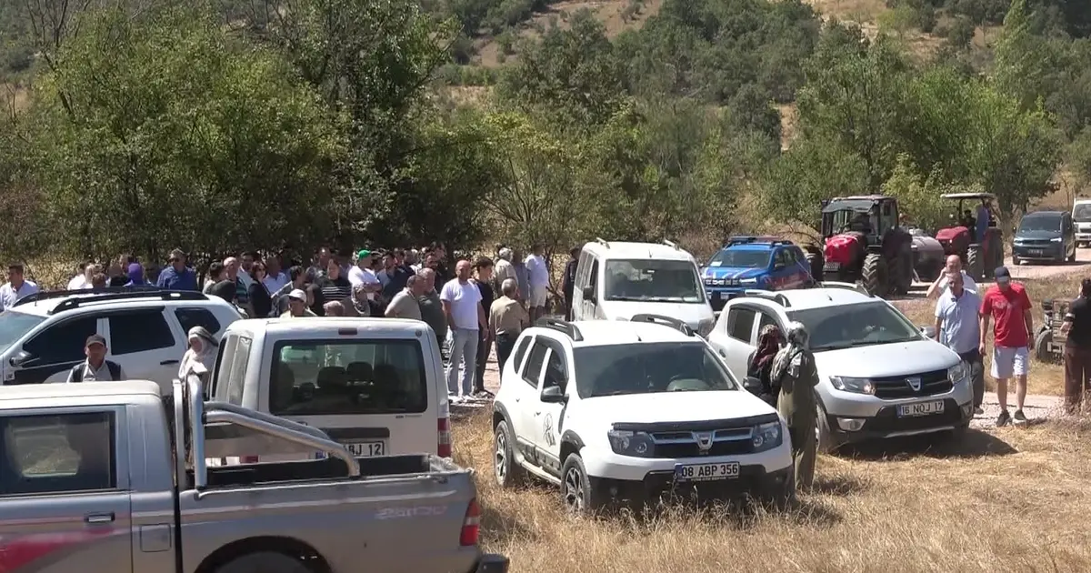 Köylüler, Dışkaya'da maden ocağına karşı traktörlerle eylem yaptı