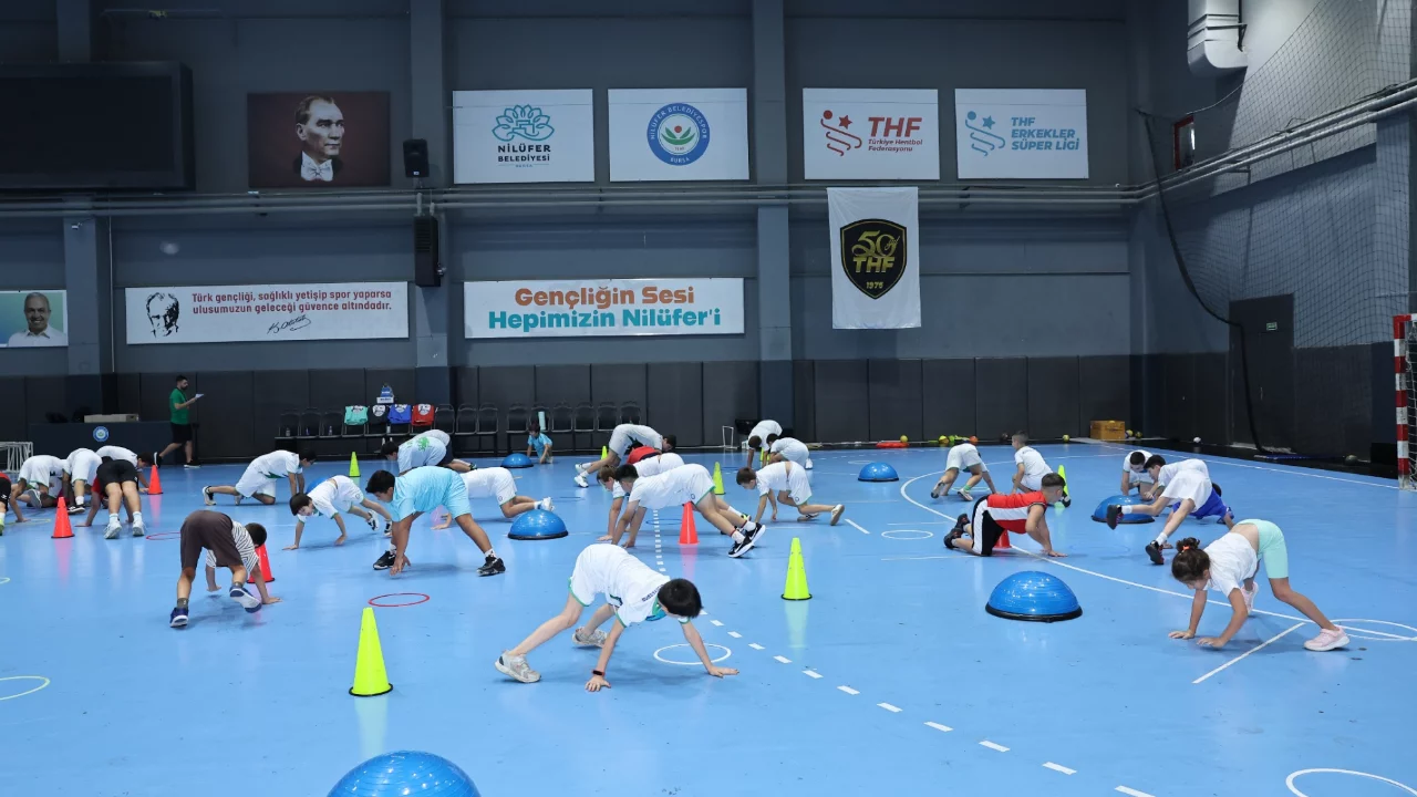 7-13 yaş arası çocuklar için hentbol eğitimi Nilüfer'de başladı