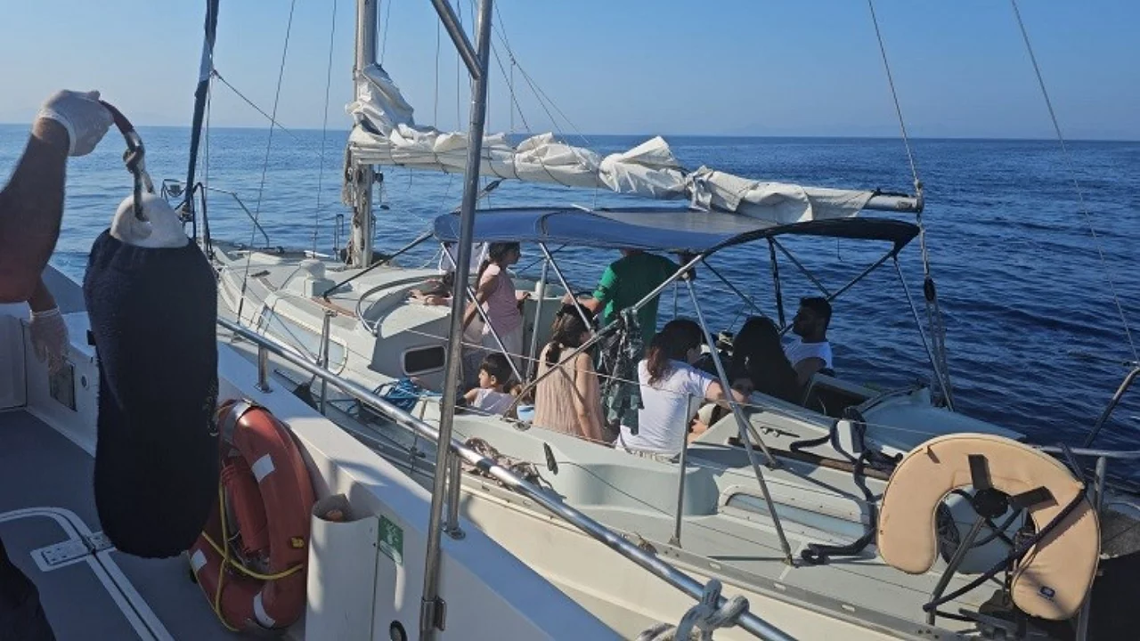Didim açıklarında 7 göçmen yelkenli teknede kurtarıldı Didim açıklarında 7 göçmen yelkenli teknede kurtarıldı