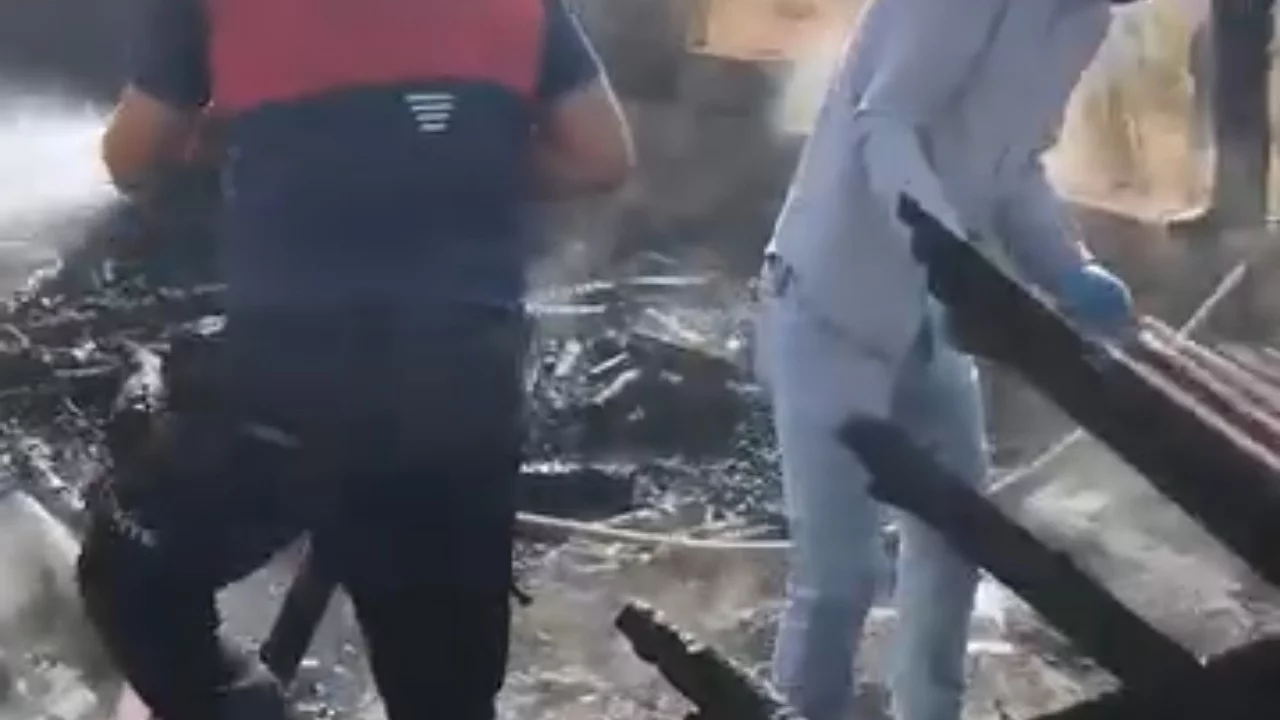 Hakkari'de çıkan yangında bir ev tamamen kullanılamaz hale geldi Hakkari'de çıkan yangında bir ev tamamen kullanılamaz hale geldi