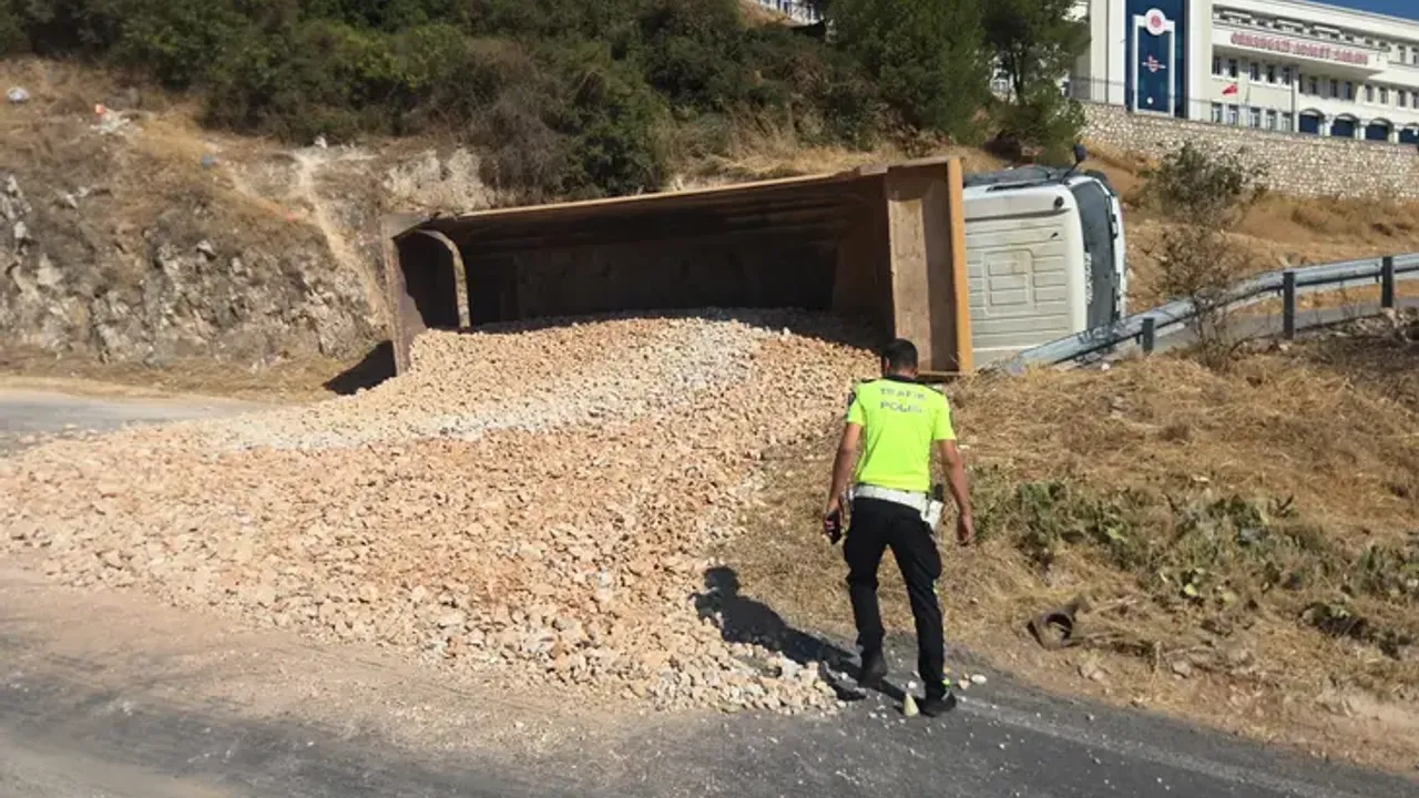 Orhangazi'de kamyonun frenleri boşaldı, tonlarca maden yola döküldü