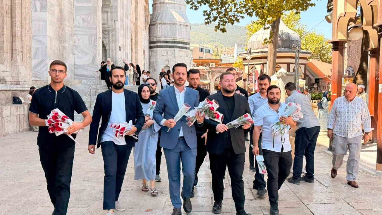 AK Parti Gençlik Kolları, Mevlid Kandili'nde Bursa'da gül dağıttı