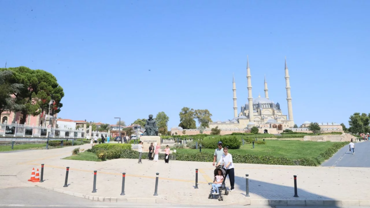 Edirne'deki sıcak hava yaşamı etkiliyor: 36 dereceye ulaştı Edirne'deki sıcak hava yaşamı etkiliyor: 36 dereceye ulaştı