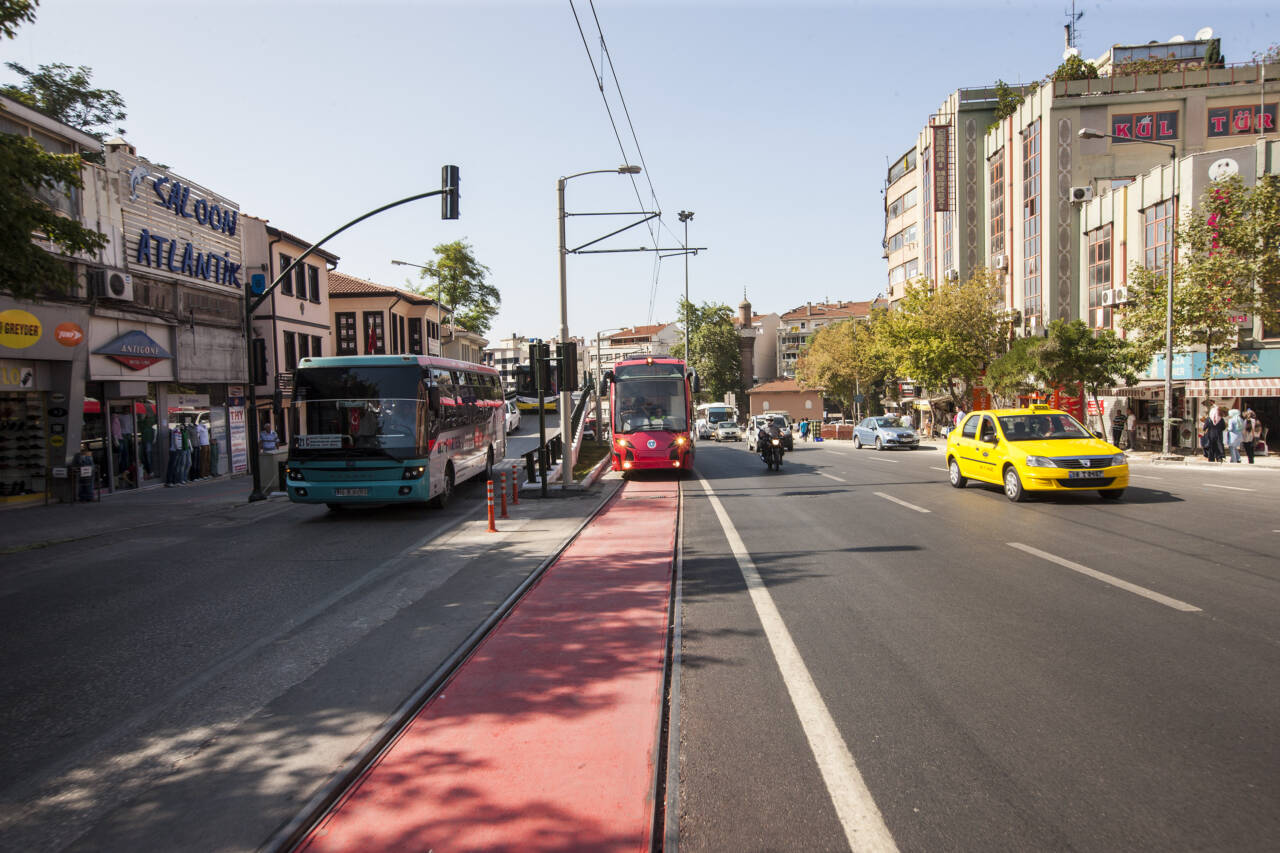 Bursa'da T1 Tramvay Yolu'nda yeni güvenlik düzenlemeleri hayata geçirildi