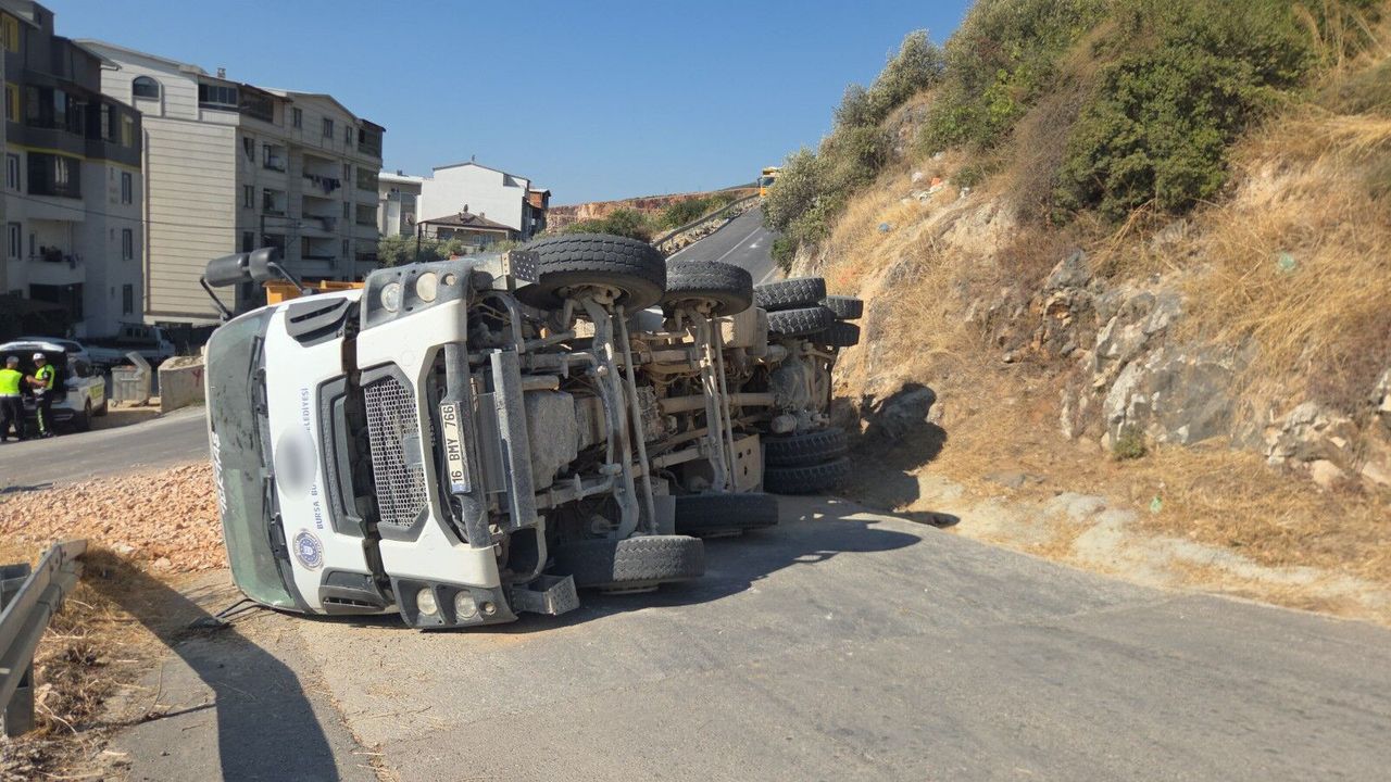 Bursa Orhangazi'de Kamyon Devrildi: Bölge Sakinleri Alternatif Yol İstiyor