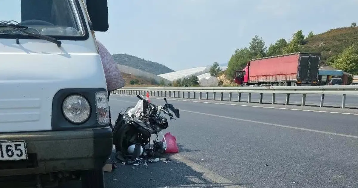 Motosiklet park halindeki araca çarptı: Alanya’da 1 yaralı
