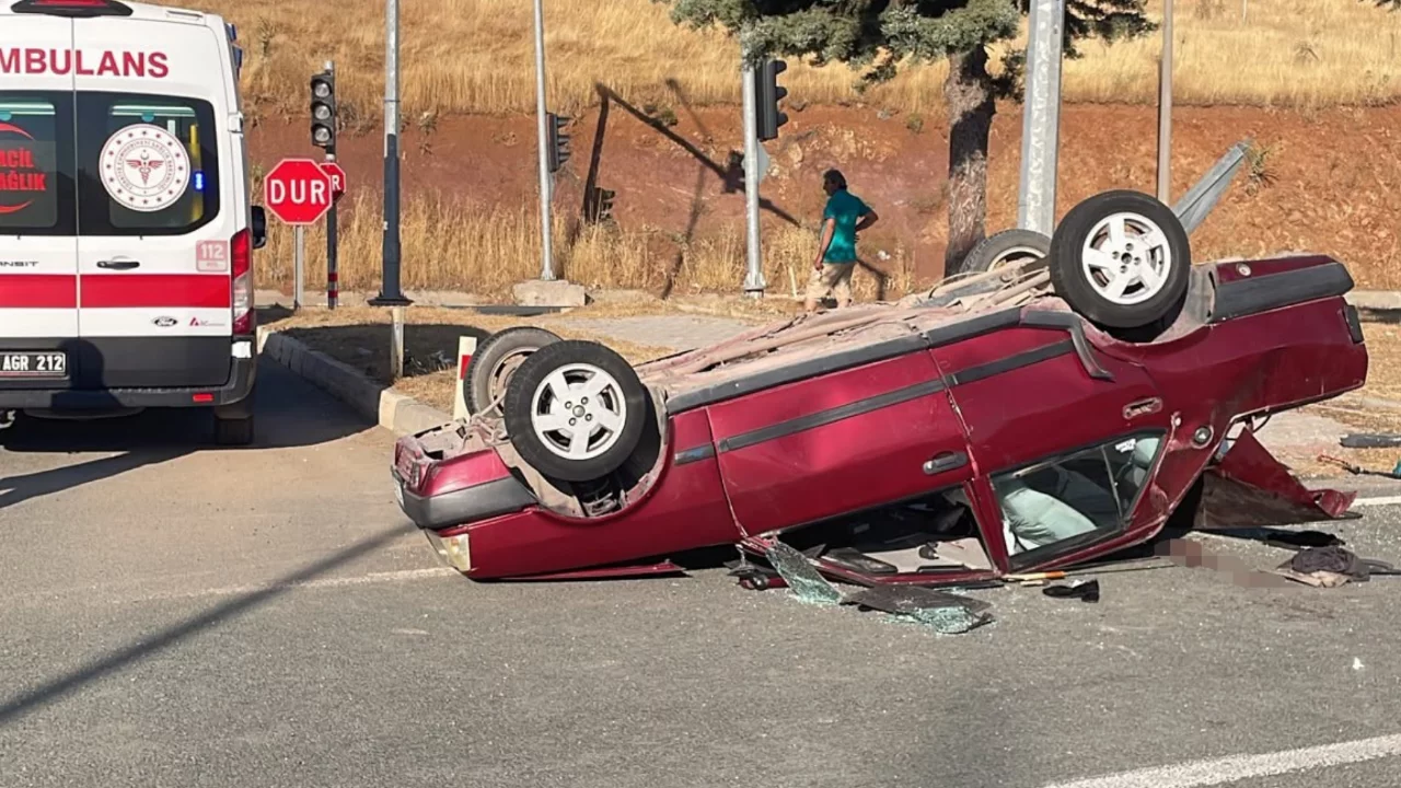 Elazığ-Diyarbakır yolunda Tofaş otomobil takla attı: 7 yaralı