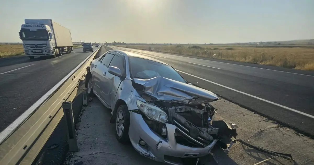 Mardin'de otomobil bariyerlere çarptı: 1 kişi yaralandı