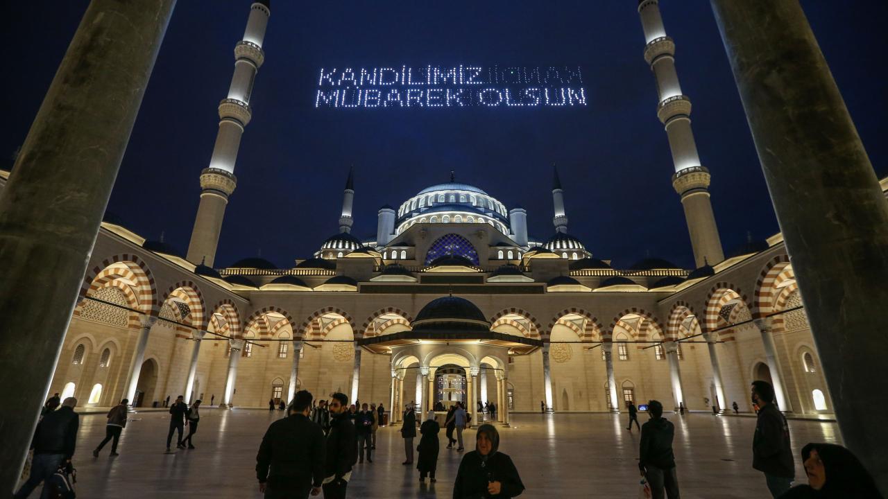 Mevlid Kandili tüm Türkiye'de dualarla kutlandı: 1501. yıl dönümü