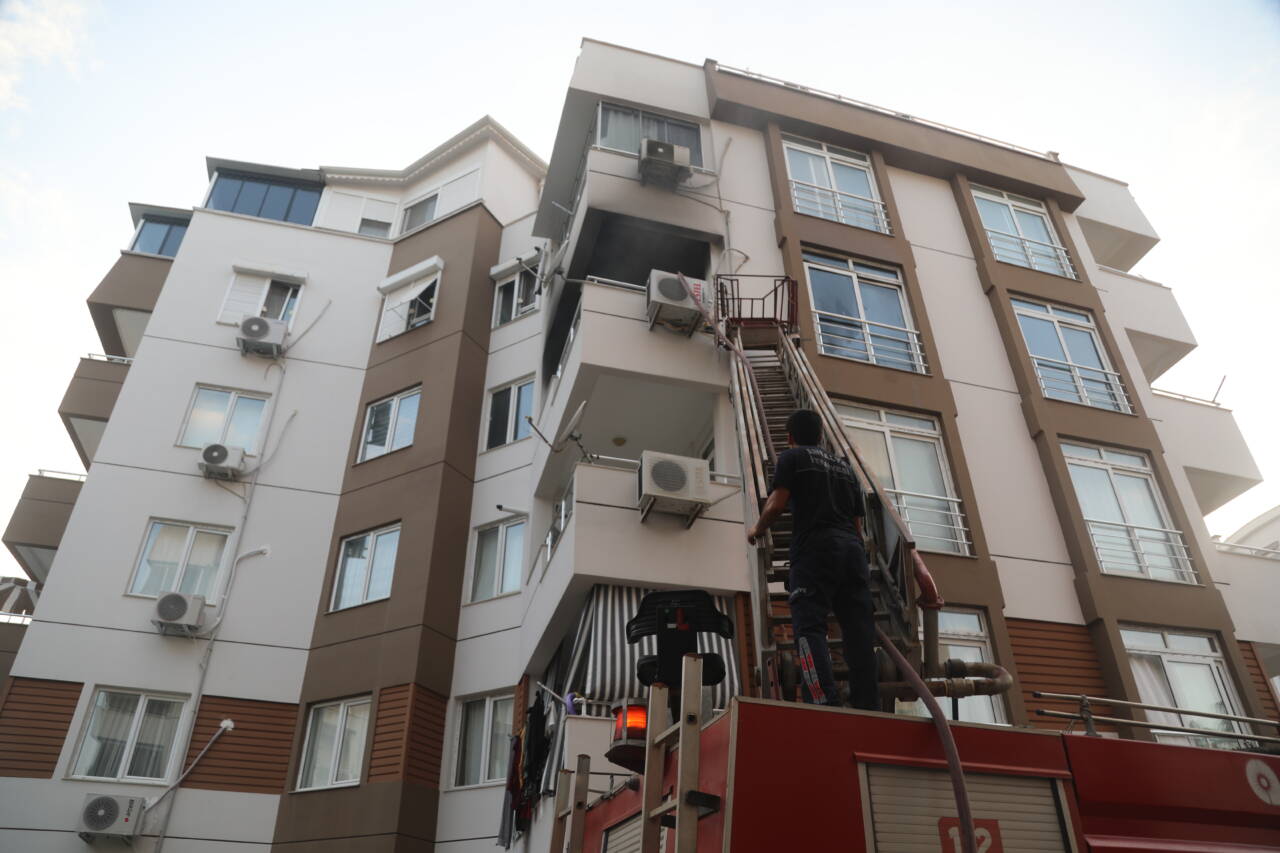 Konyaaltı'nda klima yangını: Apartman tahliye edildi