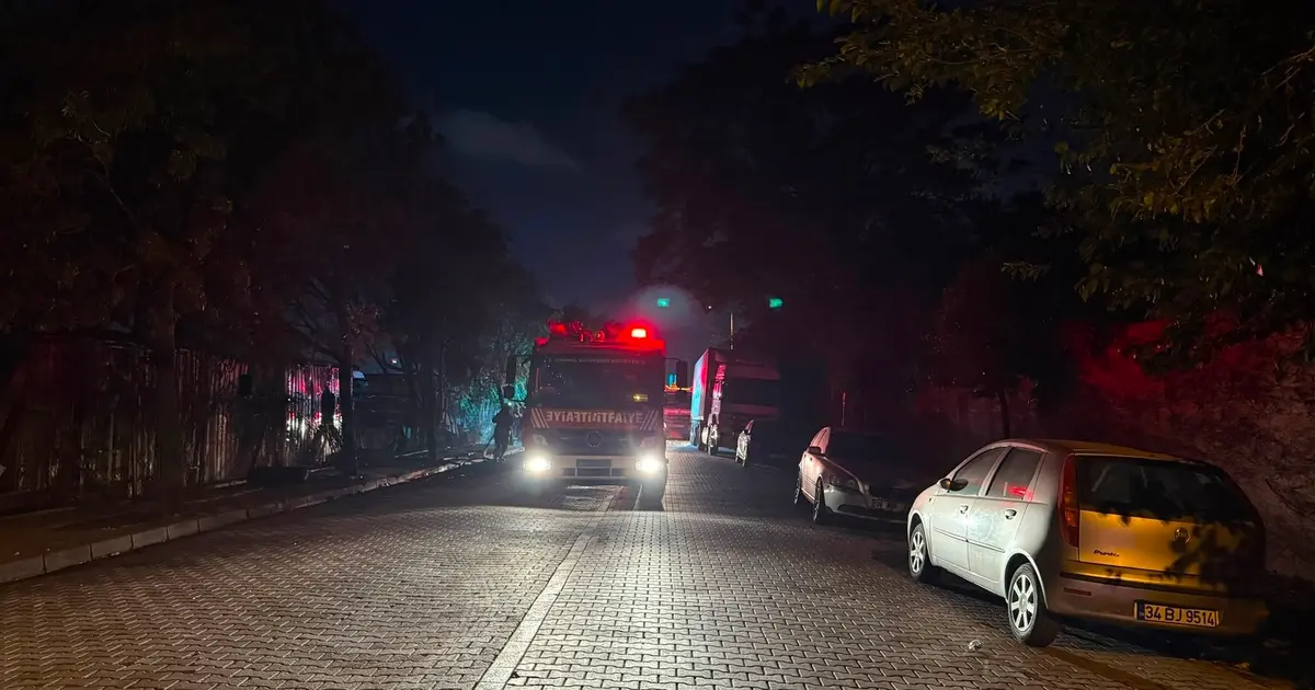 Avcılar'daki tır garajında yangın: 5 araç kullanılamaz hale geldi