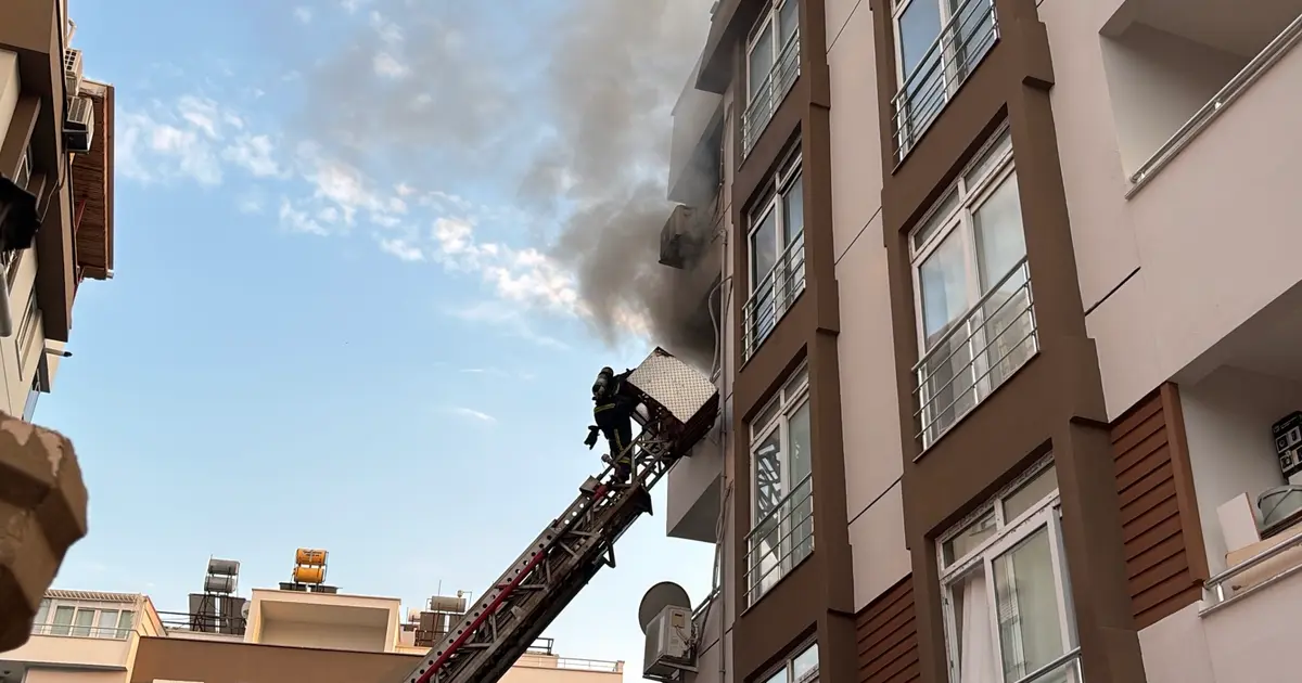 Antalya'daki apartman yangınında 3. kat daire kullanılamaz hale geldi Antalya'daki apartman yangınında 3. kat daire kullanılamaz hale geldi