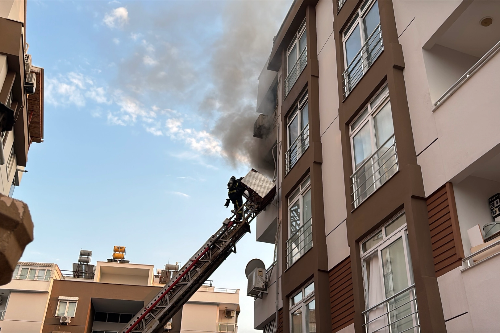 Antalya'daki apartman yangınında 3. kat daire kullanılamaz hale geldi