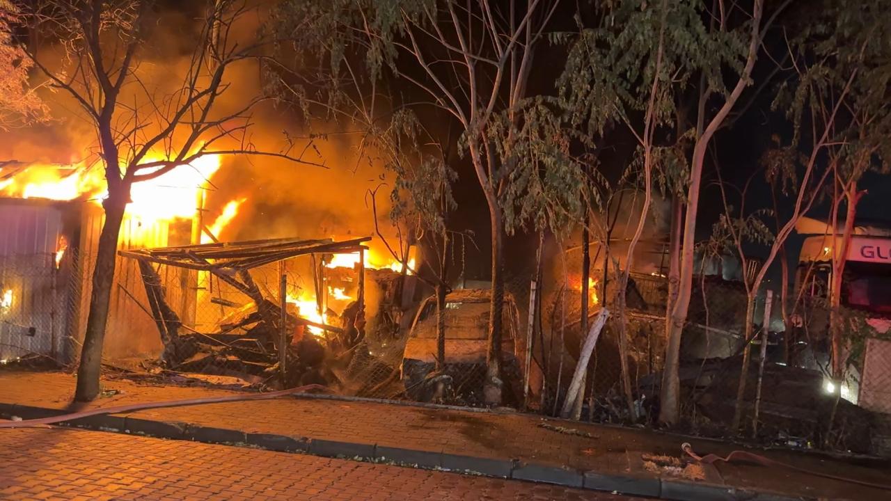 Cihangir'deki tır parkında yangın: 5 araç zarar gördü Cihangir'deki tır parkında yangın: 5 araç zarar gördü