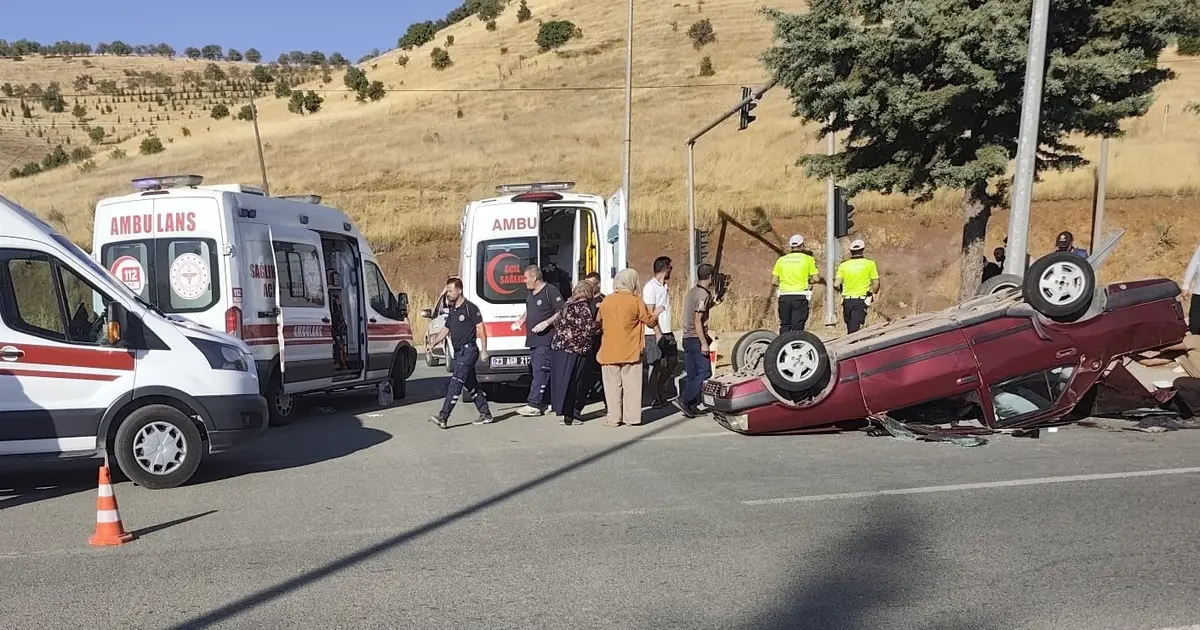 Elazığ'da iki otomobil çarpıştı: 6 kişi yaralandı