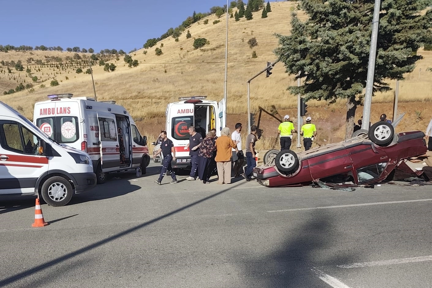 Elazığ'da iki otomobil çarpıştı: 6 kişi yaralandı