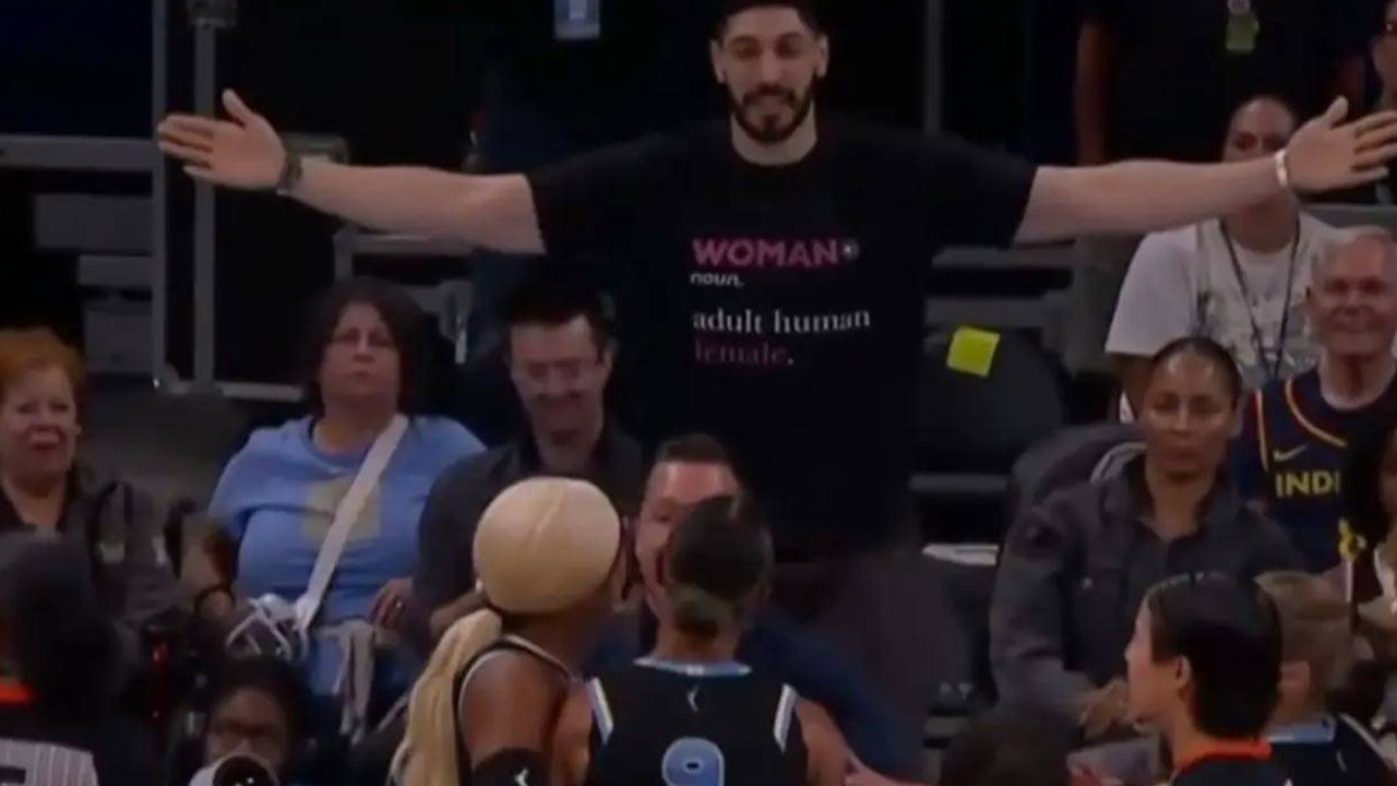 Enes Kanter, WNBA maçında güvenlik tarafından salondan çıkarıldı