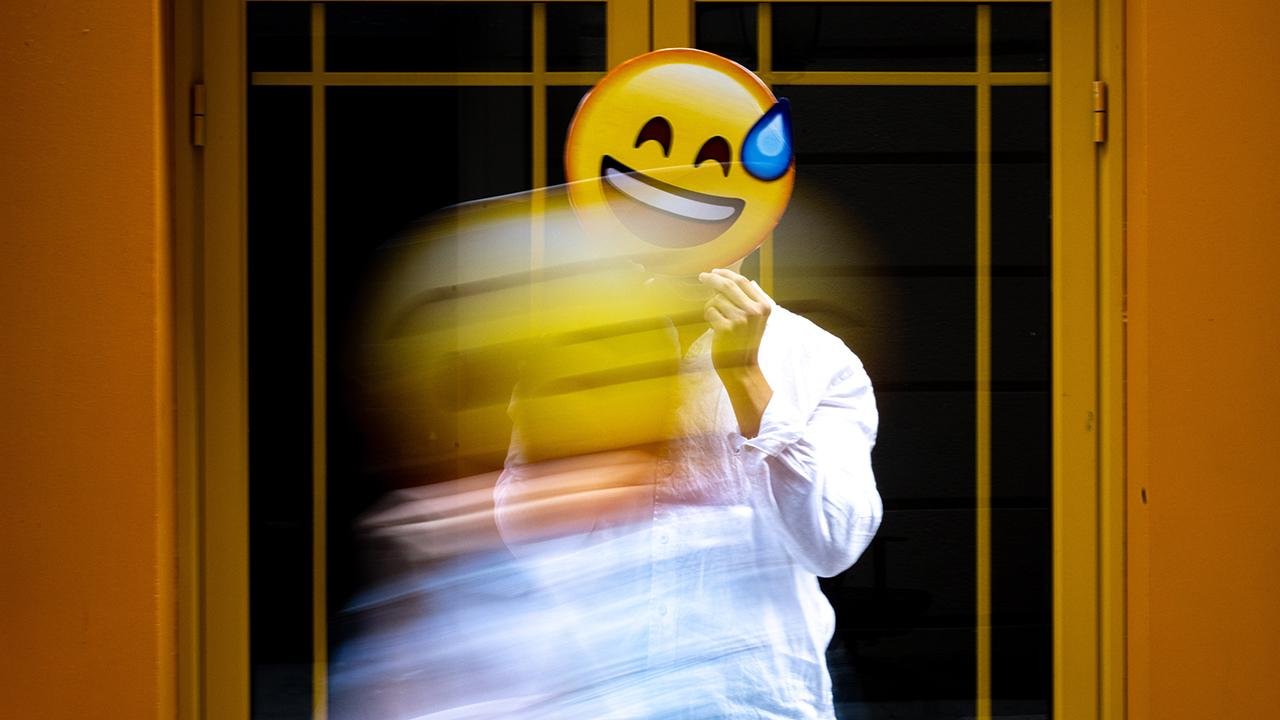 Gözlerinden yaşlar süzülen emoji, 2026'nın en popüler simgesi oldu