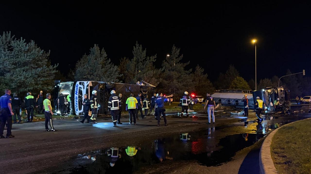 Kayseri'de yolcu otobüsü benzin tankeriyle çarpıştı: 35 yaralı