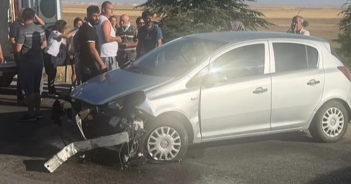 Lastiği patlayan araç bariyerlere girdi: 3 yaralı