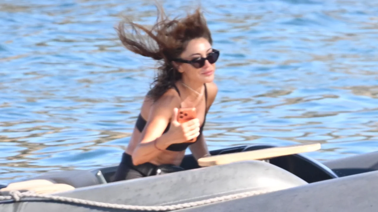 Merve Oflaz, Bodrum Türkbükü'nde teknede tatil yapıyor